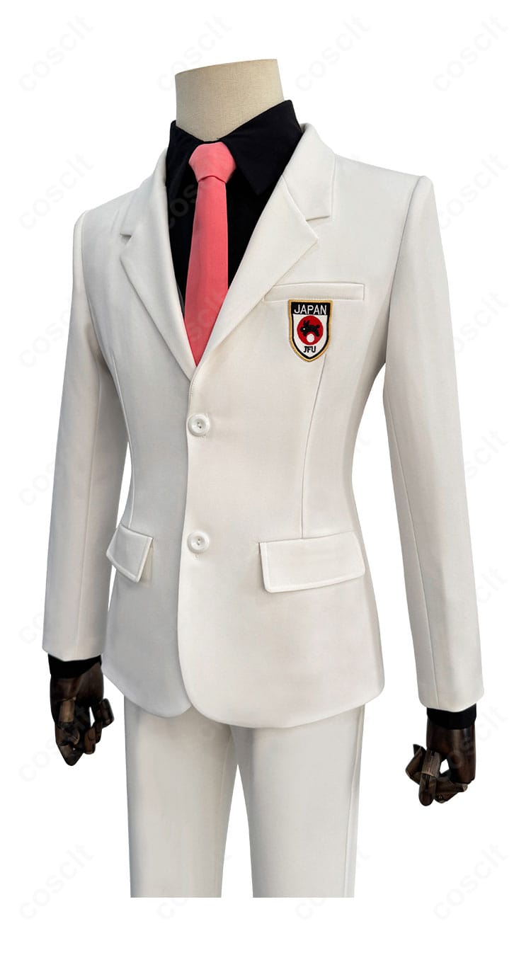 左側面からのスーツ衣装。ベスト丈とウエスト位置のバランスで脚長効果を演出。