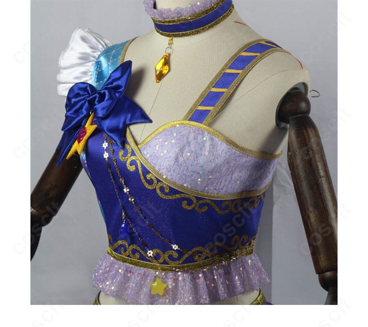 桜庭ローラ衣装の首元装飾と襟のアップ。エッジの配色と装飾パーツの質感を強調。