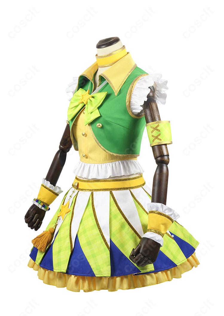 新条ひなき コスプレ衣装の左側面。チョーカーや手首飾りの見え方、シルエットの流れを強調した一枚。