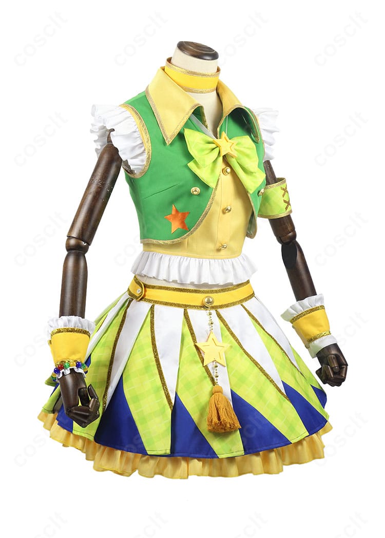 新条ひなき コスプレ衣装の右側面。ベストのラインとスカートのフレア、腕飾りの位置関係が分かる角度。