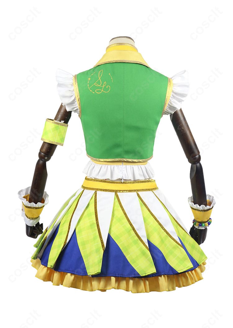 新条ひなき コスプレ衣装の背面。ベストの後ろラインやスカートの広がり、後ろ側の装飾ディテールが分かる。