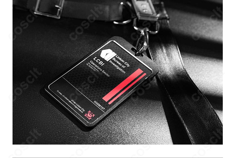 主人公「夜と共に」衣装の胸飾り詳細。象徴的モチーフの立体感と固定方法。