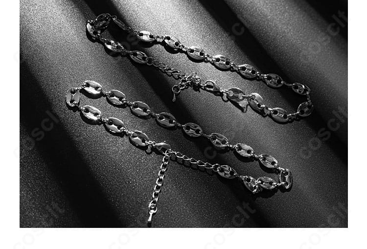 主人公「夜と共に」衣装の足飾りクローズアップ。足首飾りとレッグカバーの質感。