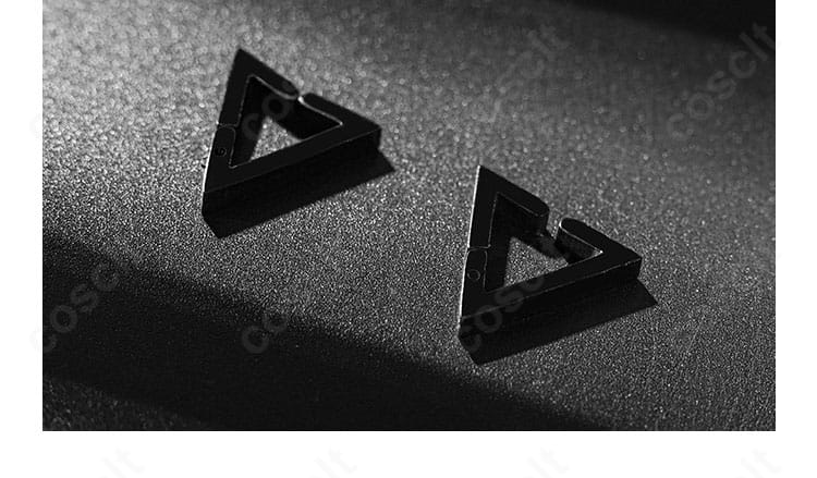 主人公「夜と共に」衣装の耳飾り詳細。形状とメタリックな表情。