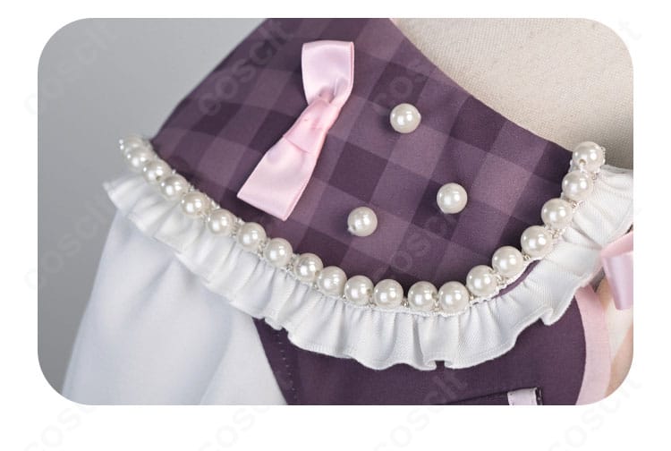 衣領周りの装飾ディテール。刺繍風意匠とネクタイピン、スカーフの質感を近距離で示したカット。