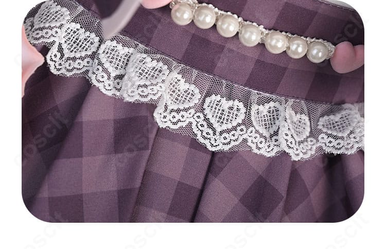 スカート裾の花蕾モチーフ装飾。繊細な造形と色合わせを見せるクローズアップ。