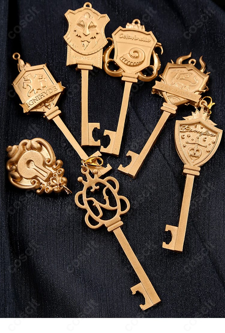 ツイステ 5周年記念衣装のキーアクセサリー。鍵モチーフの形状と金具の質感、取り付け方法が分かるクローズアップ。