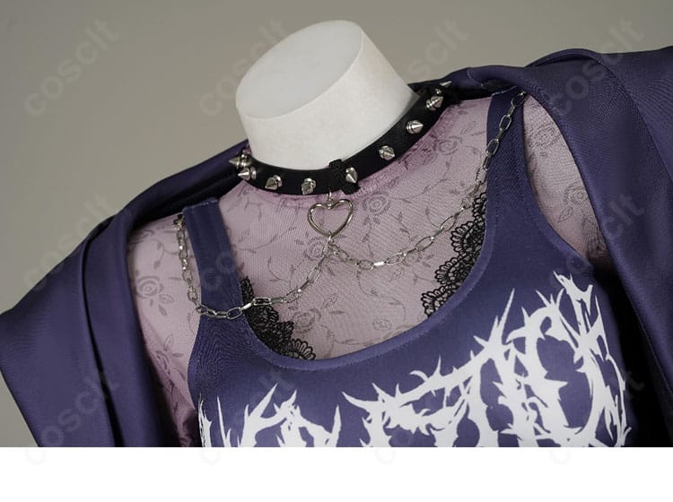 ネックレス装飾のアップ。華やかなアクセサリーが胸元のポイントとして機能。