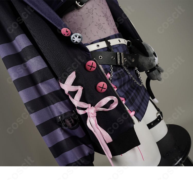 外套裾の紐装飾。動きに合わせて揺れ、映像・写真で表情が出る。