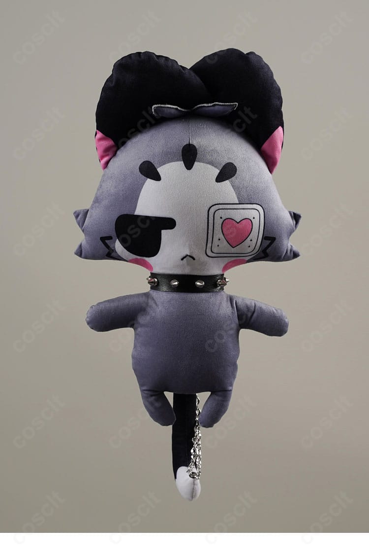 正面ウエスト装飾の詳細。ベルトとアクセのレイヤーで情報量を増加。