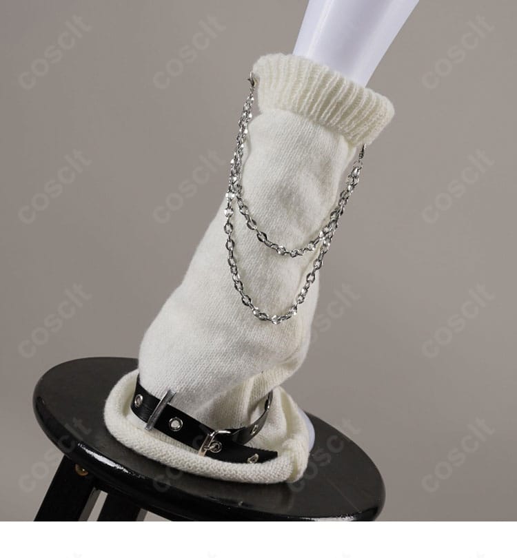 レッグカバーのチェーン装飾。足元に視線を集めるアクセント。