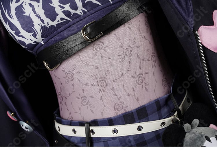 花柄装飾のクローズアップ。華やかで繊細なモチーフが衣装全体を引き立てる。