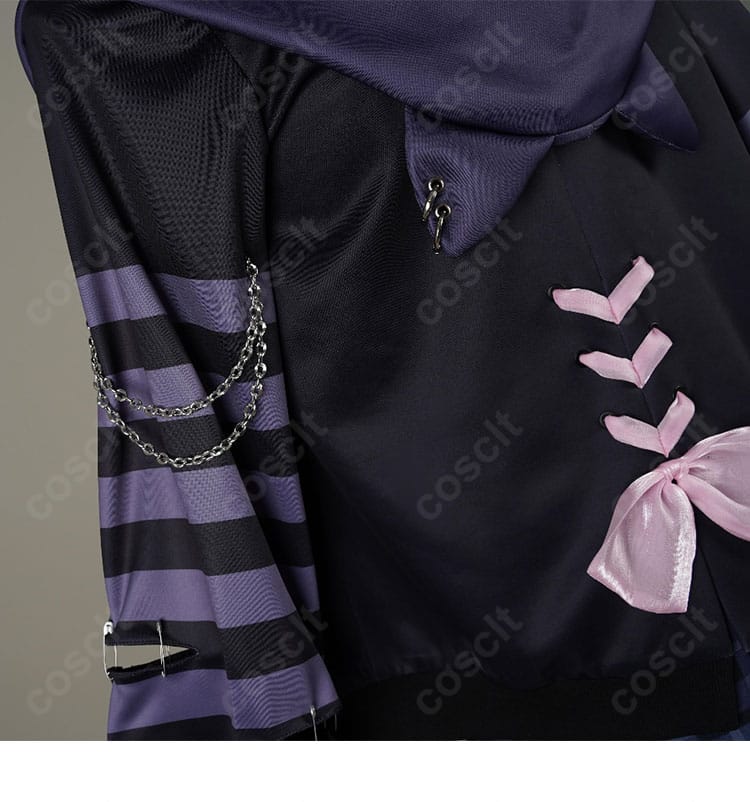 外套（コート）背面の装飾アップ。バックスタイルが画面映えする設計。