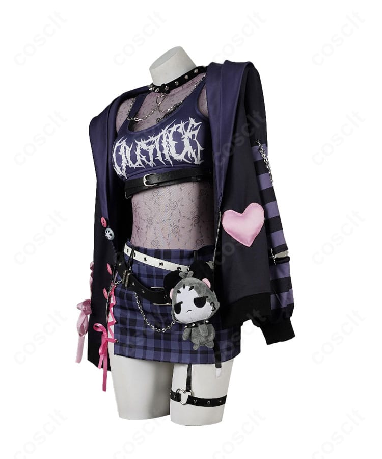 ラオーラ・パンテーラ私服コスプレ衣装の側面。レッグカバーまで含めた美しいラインとシルエットの見え方。