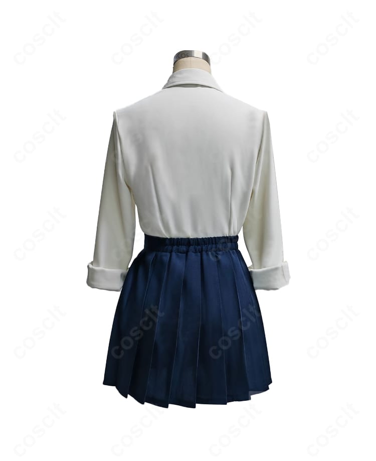 一之瀬アスナ 制服コスプレの背面。背中の切替えとスカーフの位置関係、素材感と落ち感が分かる画像。