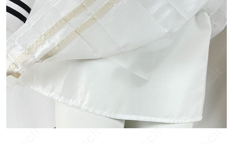 スカート内側の縫製と裏側仕上げ。肌当たりを考慮した丁寧な作りを示す。