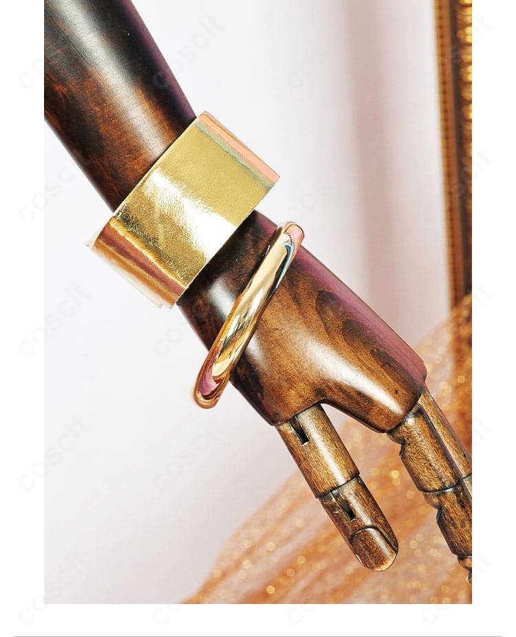 腕飾りのクローズアップ：素材感と縁取りの仕上がり、手元のアクセントになるデザインを示す写真。