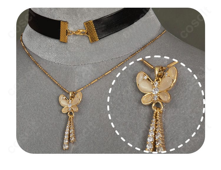 白石杏 Livelylady Dress ネックレス装飾のクローズアップ。モチーフ形状と質感が分かる写真。