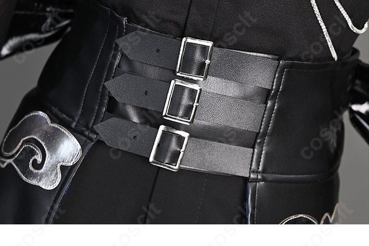 コルセットベルトの装飾ディテール。中心の金具と飾りチェーンの取り回し、素材感を拡大表示。