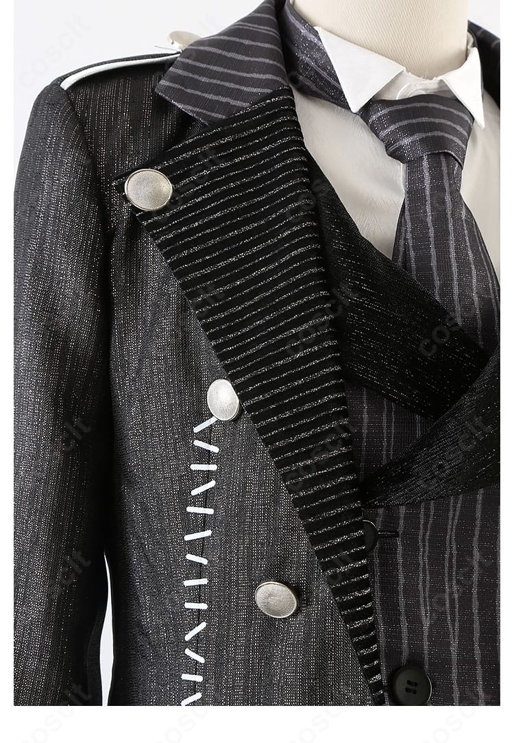 襟元飾りの詳細。マレウスらしい重厚なモチーフが存在感を放ちます。