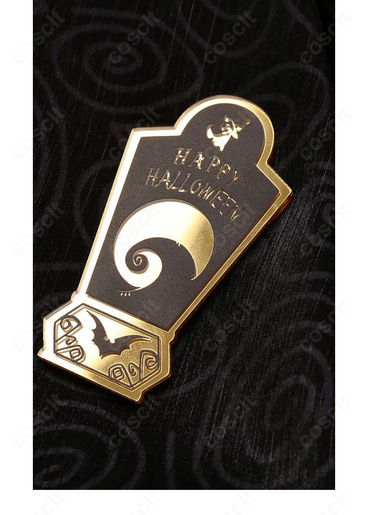 胸飾りのアップ。エレガントで力強い印象の装飾がフォーマル感を高めます。