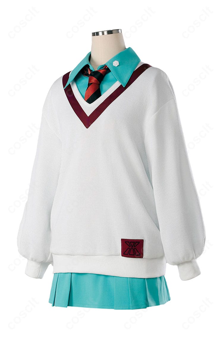 アマテ・ユズリハ 制服コスプレの側面。ウエストラインとスカートのフレア量、フィット感が分かる角度の画像。