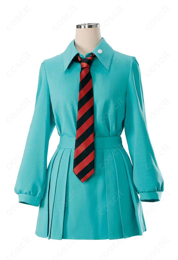 スカート前面ディテール。刺繍と配色ライン、ステッチの仕上がりを近接で捉えた画像。