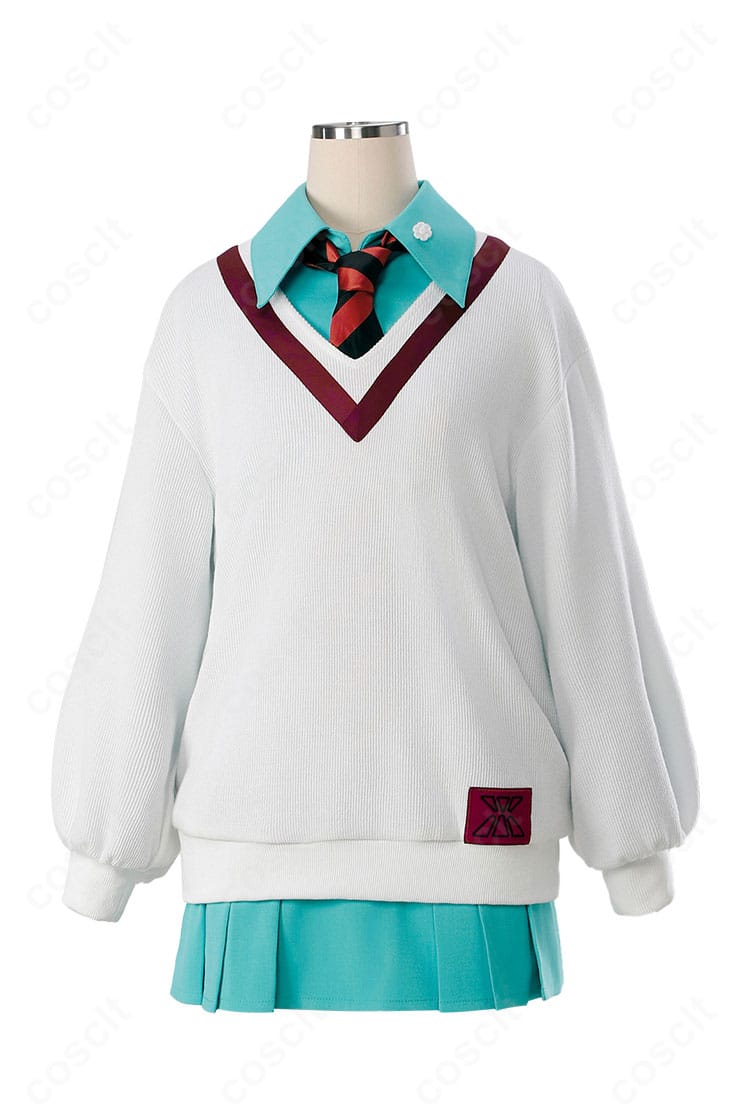 アマテ・ユズリハ 制服コスプレの正面全身。襟元の刺繍と配色ライン、トップスのシルエットを鮮明に確認できる写真。