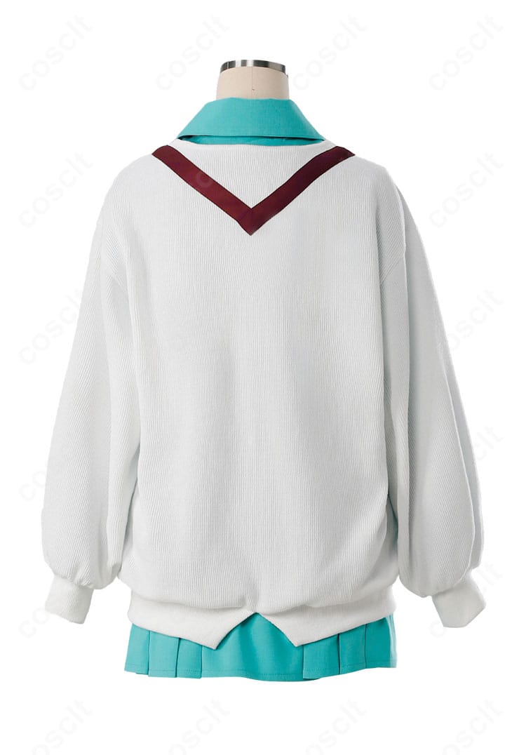 アマテ・ユズリハ 制服コスプレの背面。背中の切替とスカートライン、後ろ姿のバランスを確認できる写真。