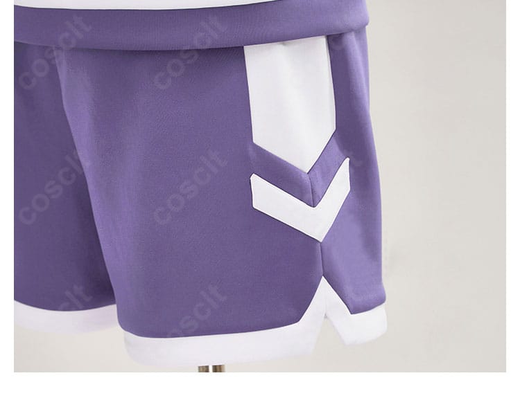 ショートパンツの装飾と裾のライン。動きやすさときれいなシルエットを示すクローズアップ