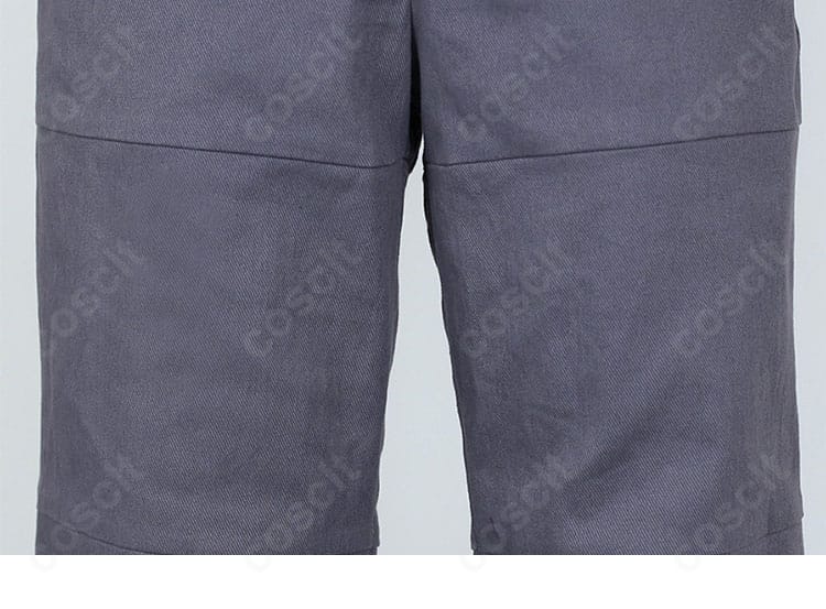 ズボン裾の拡大。丈感と裾処理の清潔な仕上がりを確認。