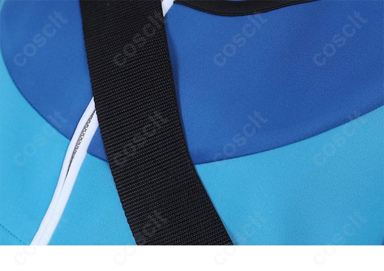 肩周辺のストラップと装飾の拡大。動きを妨げない取り付けと仕上げが見える。