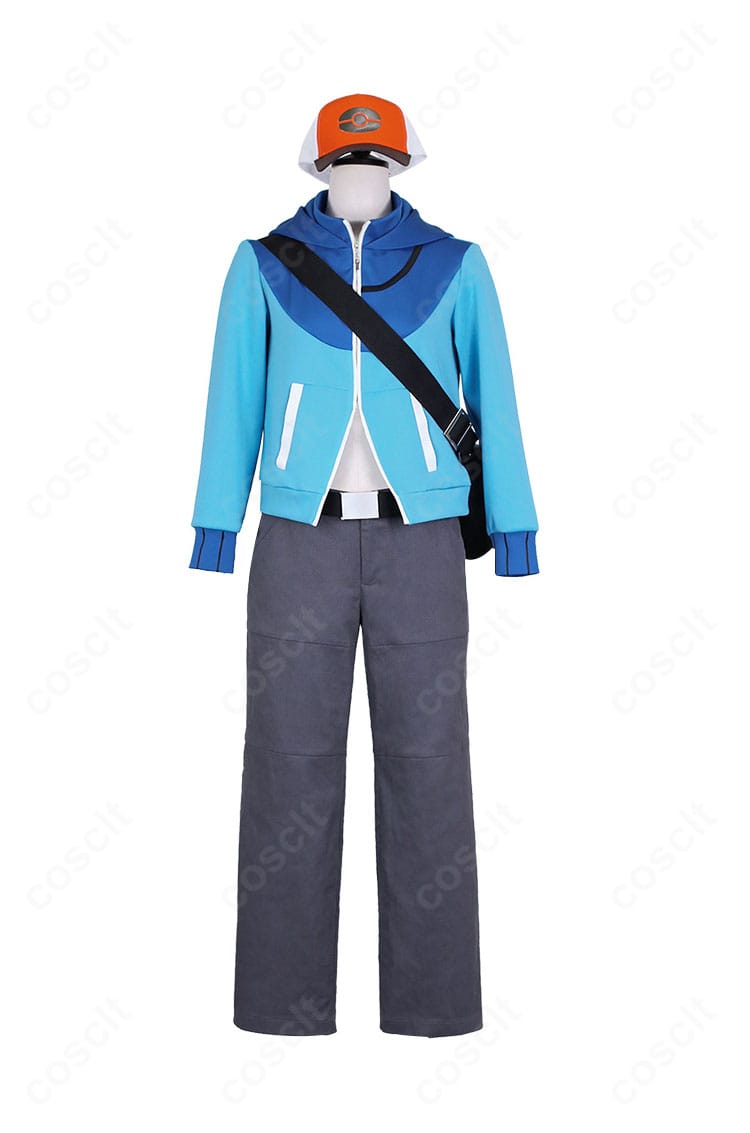 正面全体図。ブルー系トップスとキャップ、メッセンジャーバッグ、ベルトを含むコーデの前面ディテール。