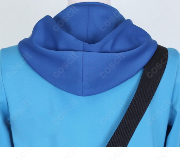 トウヤのキャップの拡大。ツバの形状とロゴ位置を確認できるデザイン詳細。