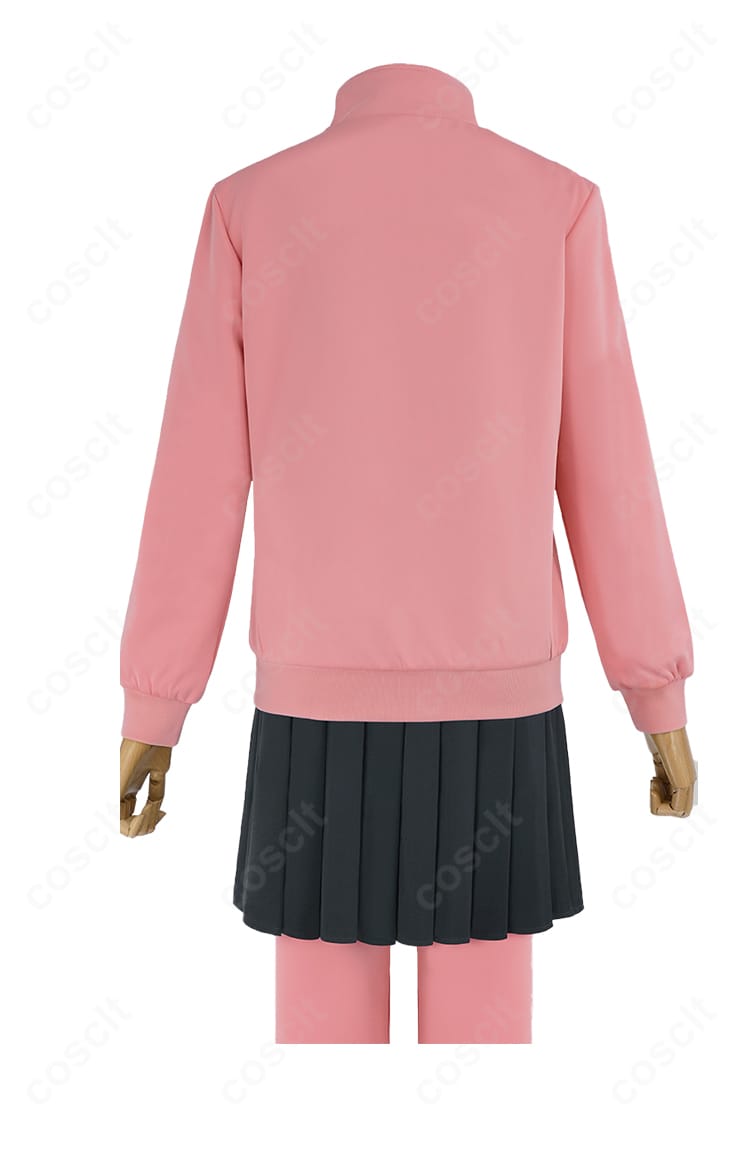 背面から見たジャージとライブTシャツのディテール。背中のラインと裾の収まりが分かる。