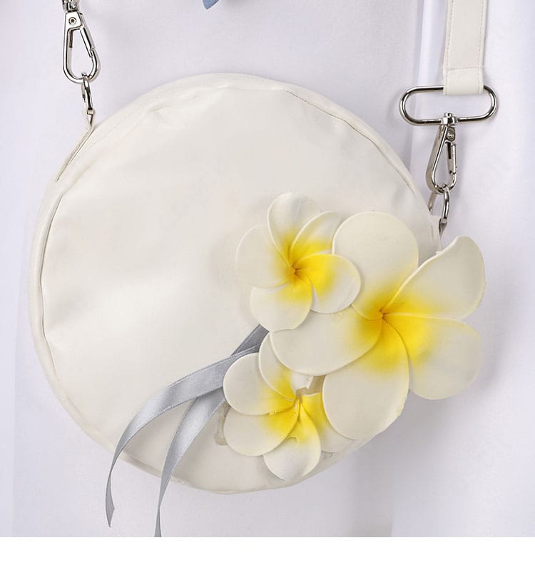 メッセンジャーバッグ（バックパック風）装飾のディテール。サイズ感とデザインの特色を示す画像。