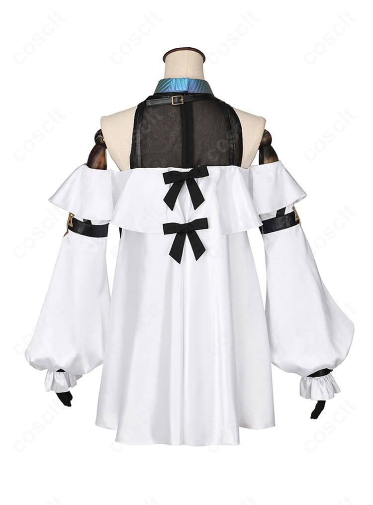 FGO メリュジーヌ 英霊夢装コスプレの背面。背開き仕様や背面装飾など、ディテールの再現度が分かる画像。