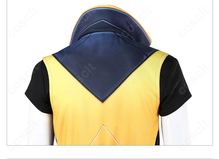 背面装飾ディテール。背中の切り替えラインと意匠パーツの配置が分かる。