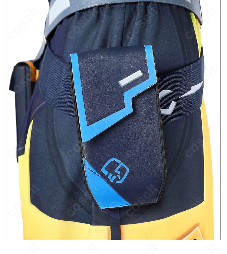 腰ポーチのクローズアップ。質感と形状、取り付け方法が見えるディテール。