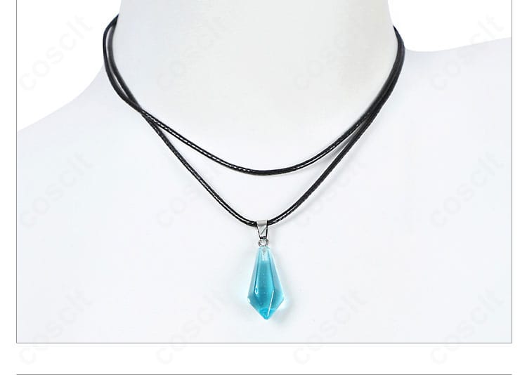 ネックレスの拡大。トップチャームと連結部の質感を描写したアップ。