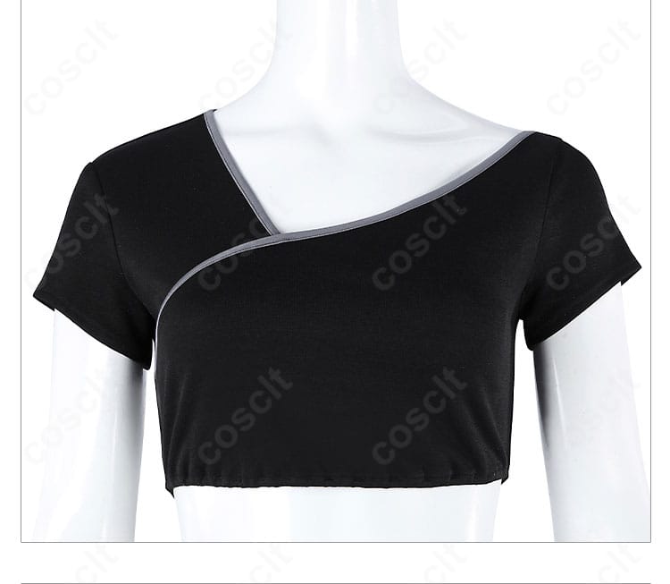 インナー黒半袖のディテール。生地感と袖丈バランスを示す近影。