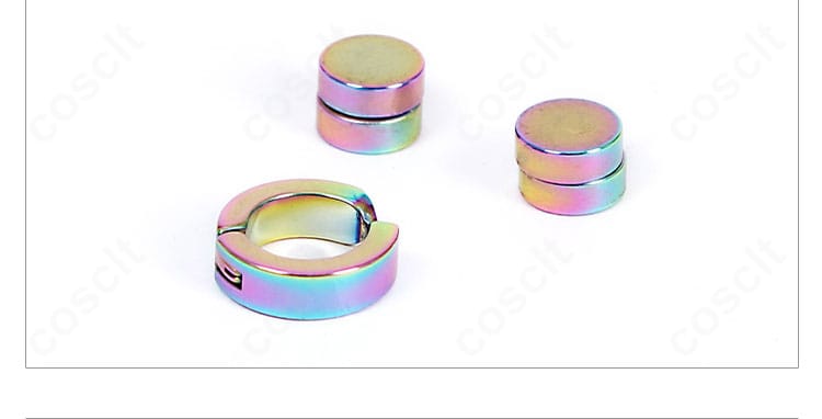 耳飾りのディテール。形状とメタリックな質感が際立つ接写。