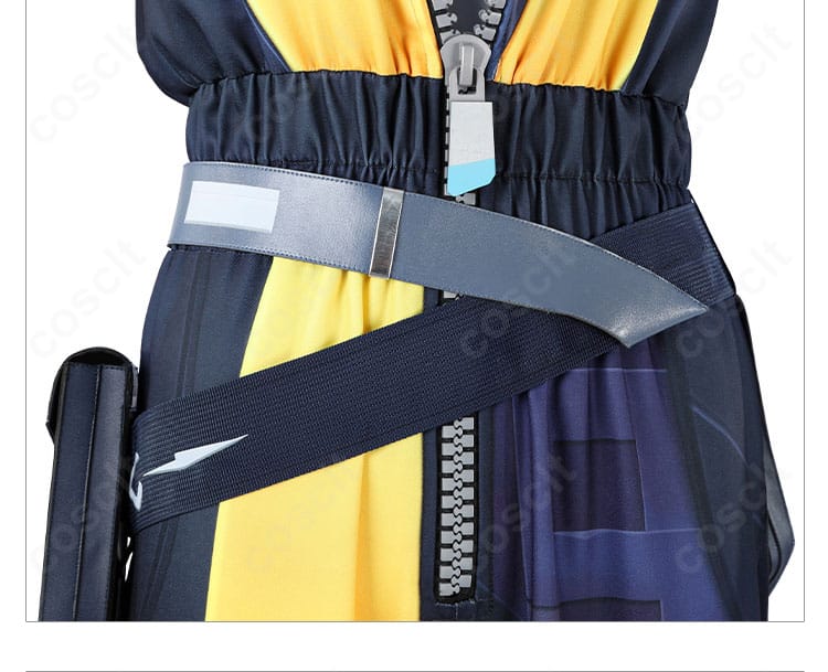 ウエスト装飾ディテール。ベルトと腰回りの構成、ポーチ装着位置を強調。