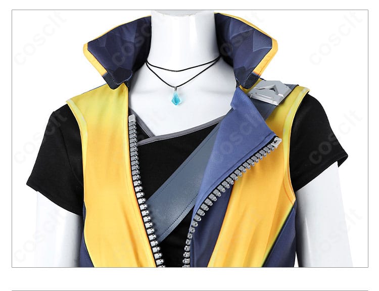 襟元ディテール。ウェイレイ衣装のネック周りの意匠と縫製ラインをクローズアップ。