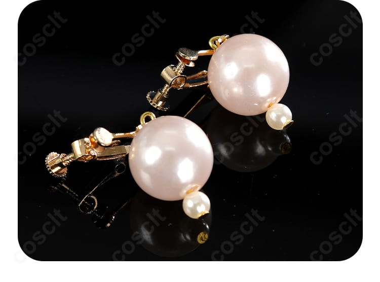 耳飾りのクローズアップ。小ぶりで可愛らしい装飾が耳元を彩る画像