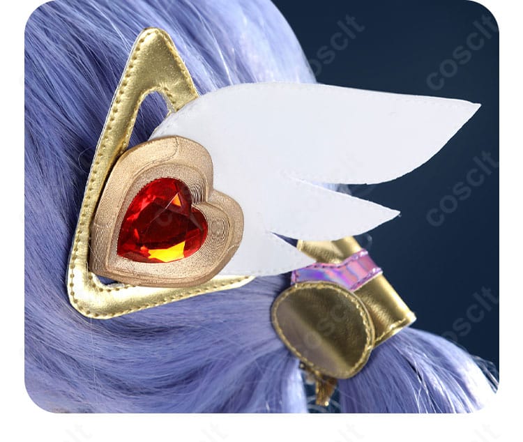 羽翼型髪飾りの拡大。ファンタジー感を強調する羽の形状を示す画像