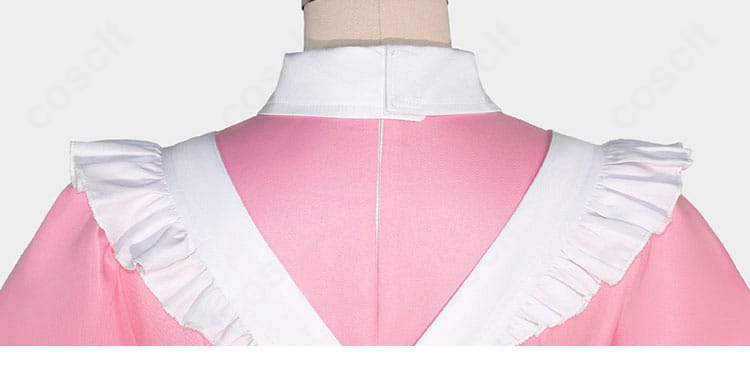 メイド服背面ディテールの接写。背中まわりの縫製と装飾の再現度を強調