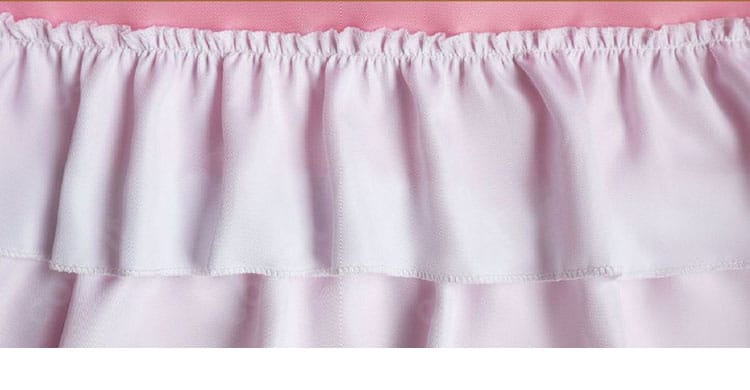 スカート裾装飾のクローズアップ。フレア感と端処理の丁寧さを表現