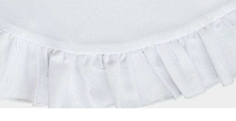 エプロン下部の装飾ディテール。ステッチとヘムラインの仕上げが分かる