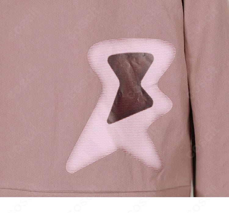 コートのパターン装飾と刺繍ディテール。質感と縫製の精密さを強調